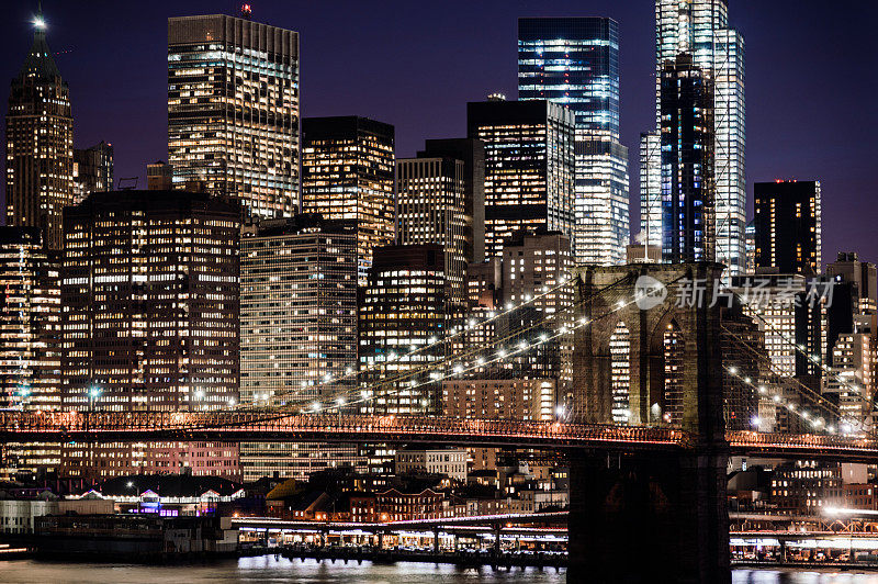 夜间曼哈顿市区天际线的鸟瞰图/ NYC